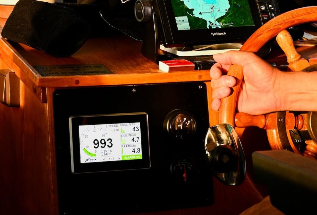 Wooden stearing wheel of a boat. Photo by thenewjourney.nl