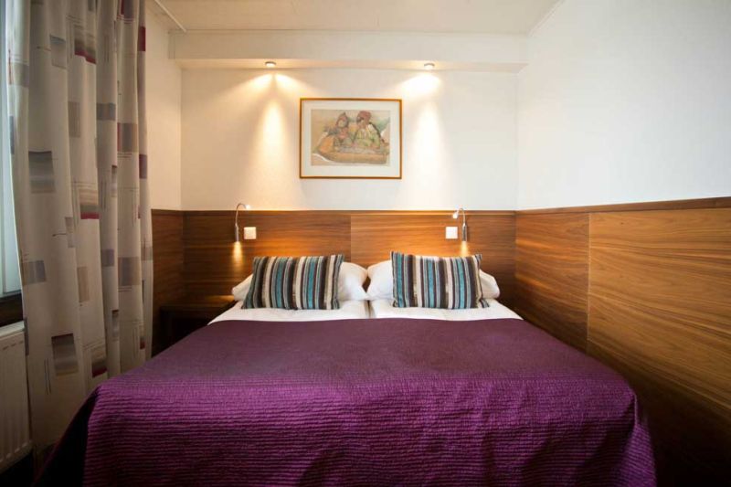 Makuuhuone parisängyllä, Valot sängyn yllä ja yöpöydillä.