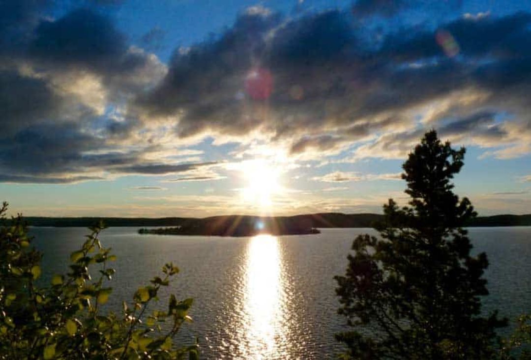 Näkymä Inarinjärvelle auringonlaskun aikaan tyynellä kelillä.