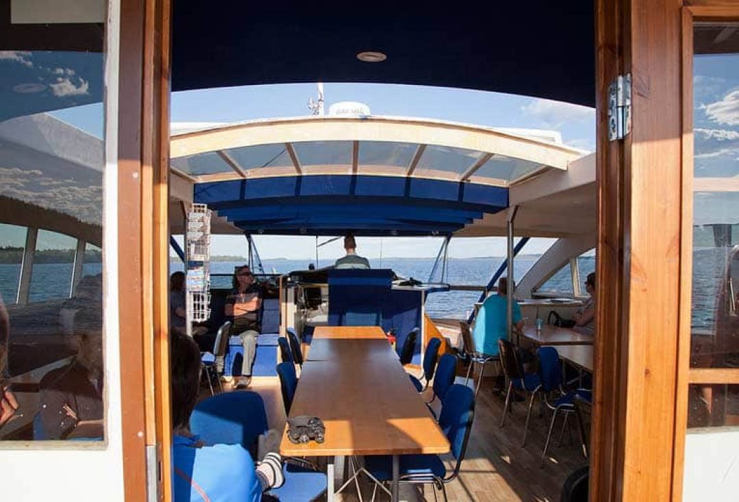 Laivan kannelta, jossa pitkä pöytä.