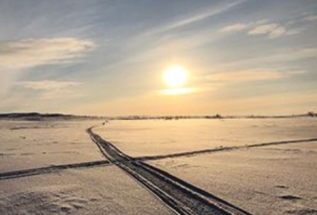 Kelkkaura järvenjäällä puoliaurinkoisena päivänä.