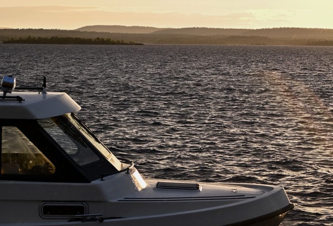 Front part of a fishing boat cruising on a lake. Photo by thenewjourney.nl