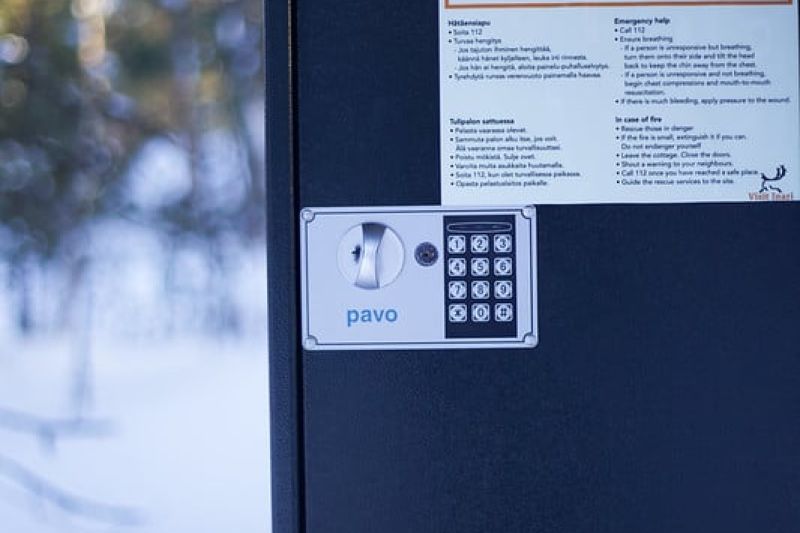 Numerolukolla varustettu avainkaappi.