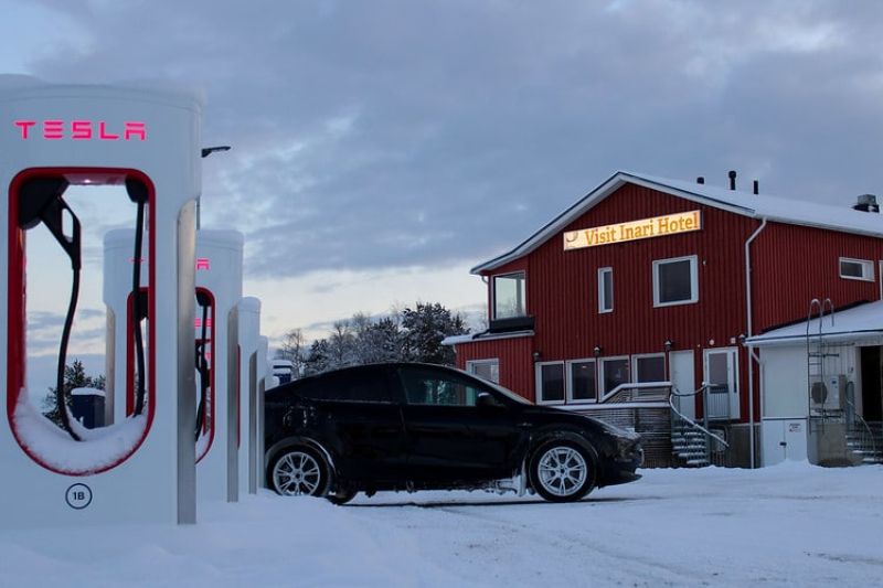 Teslan latausasema Inari Hotellin parkkipaikalla.