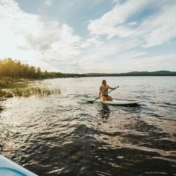 SUP-lauta järvimaisemassa