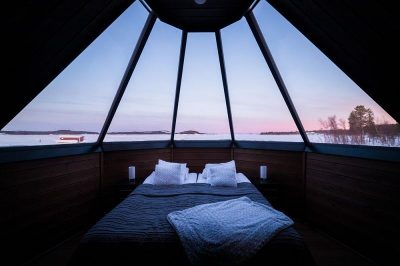 Big panorama window above twin bed. View to the lake.