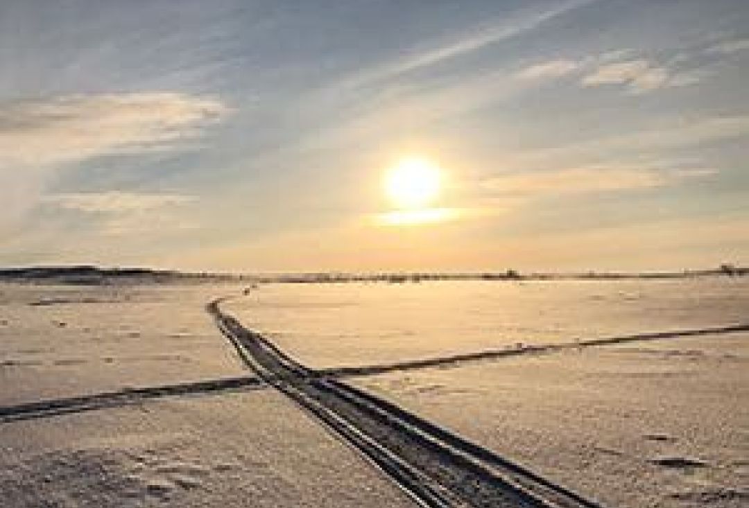 Kelkkaurat järven jäällä puoliaurinkoisena päivänä.