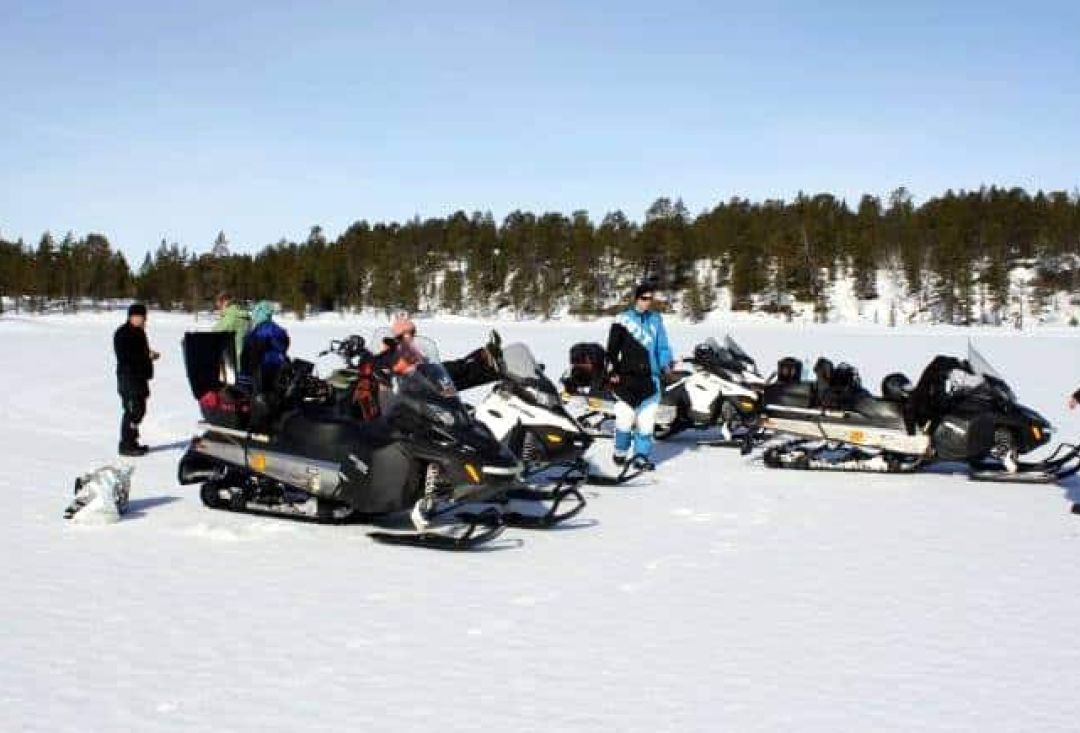Kelkkailijaryhmä pysähtyneenä jaloittelemaan järven jäälle.